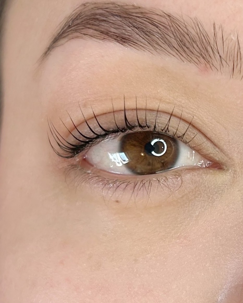 Wimpers en wenkbrauw van dichtbij, gezet bij Jazzy Beauty Studio
