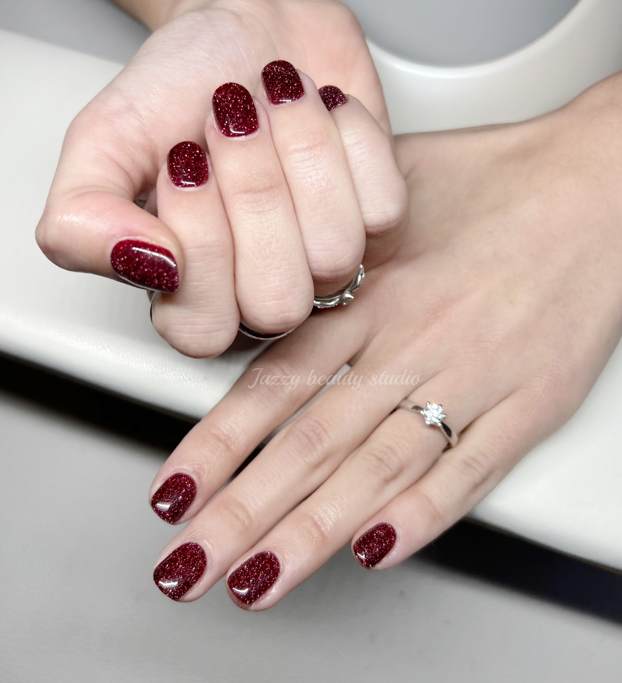 Donkerrode glittergellak op korte nagels