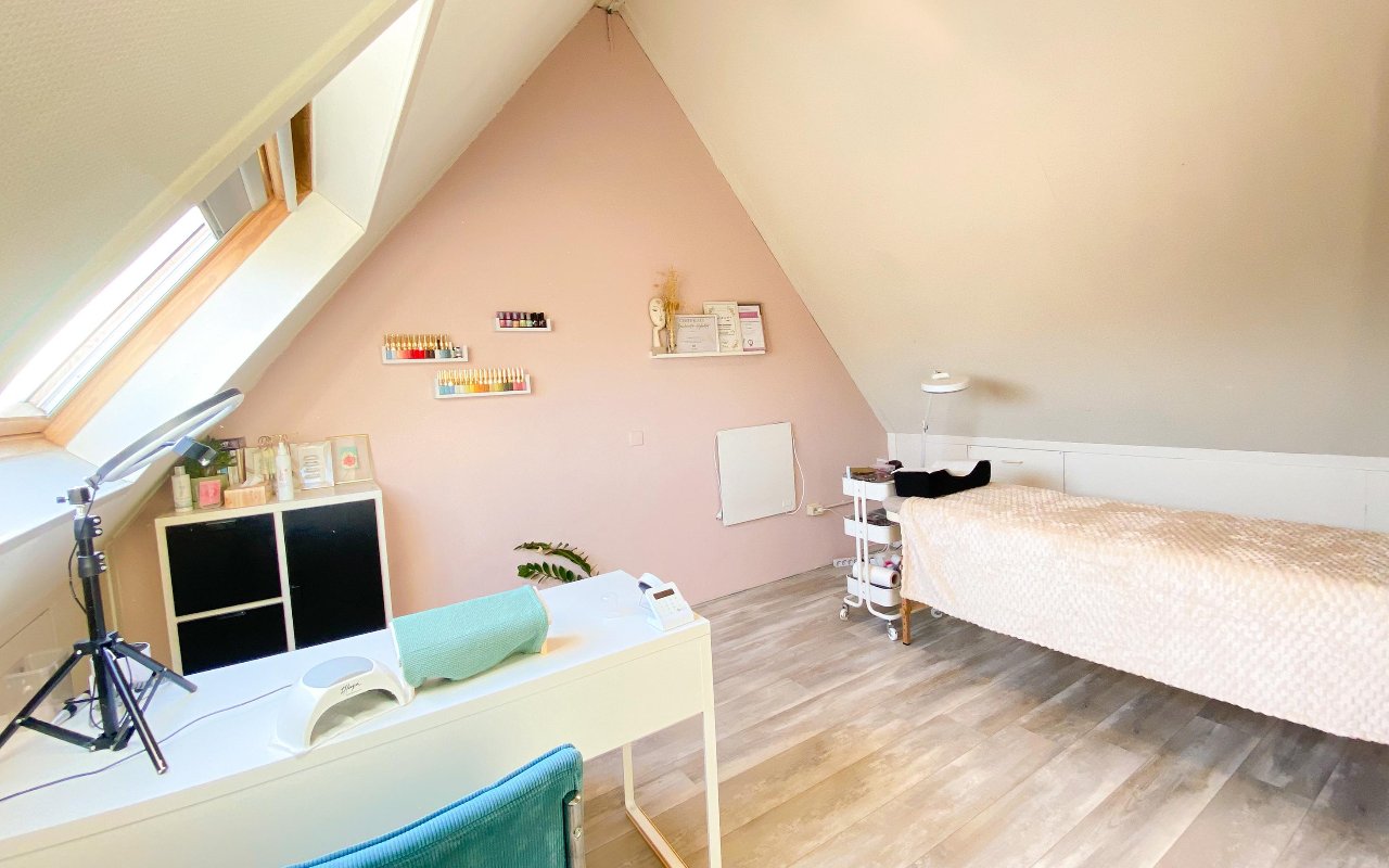 De studio met het dakraam, de ringlamp en de behandelstoel