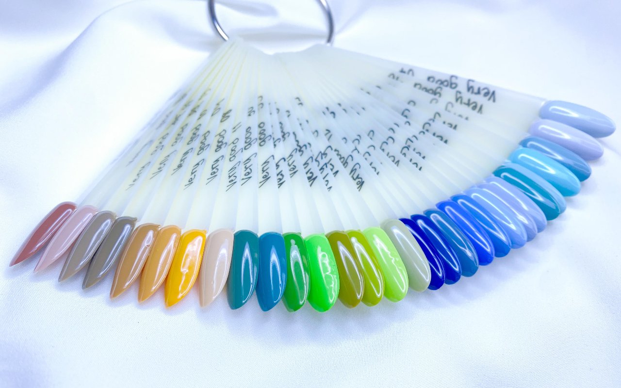 Kleurwaaier gellak met nude, groen en blauw